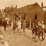 Bredevoort, Volksfeest, Misterstraat bij Villa Maria, ca. 1925.jpg